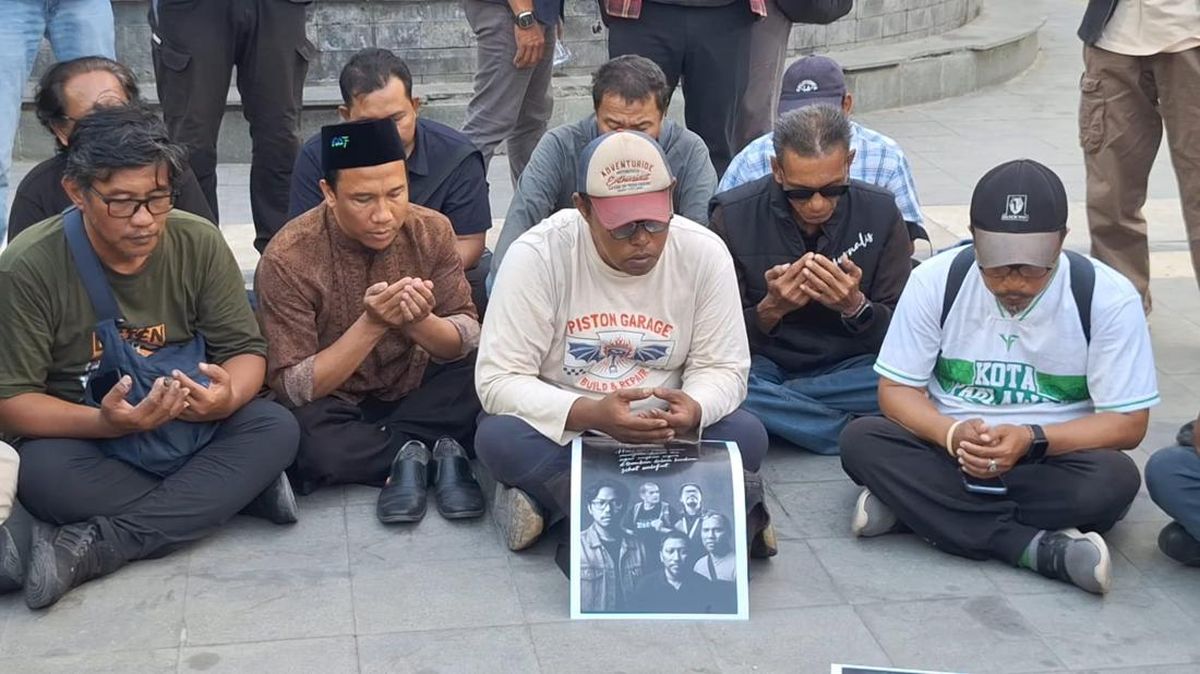 Puluhan Jurnalis Surabaya Doakan Rekan yang Hilang di Anak Krakatau