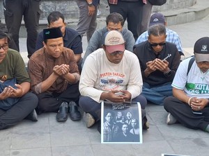 Puluhan Jurnalis Surabaya Doakan Rekan yang Hilang di Anak Krakatau