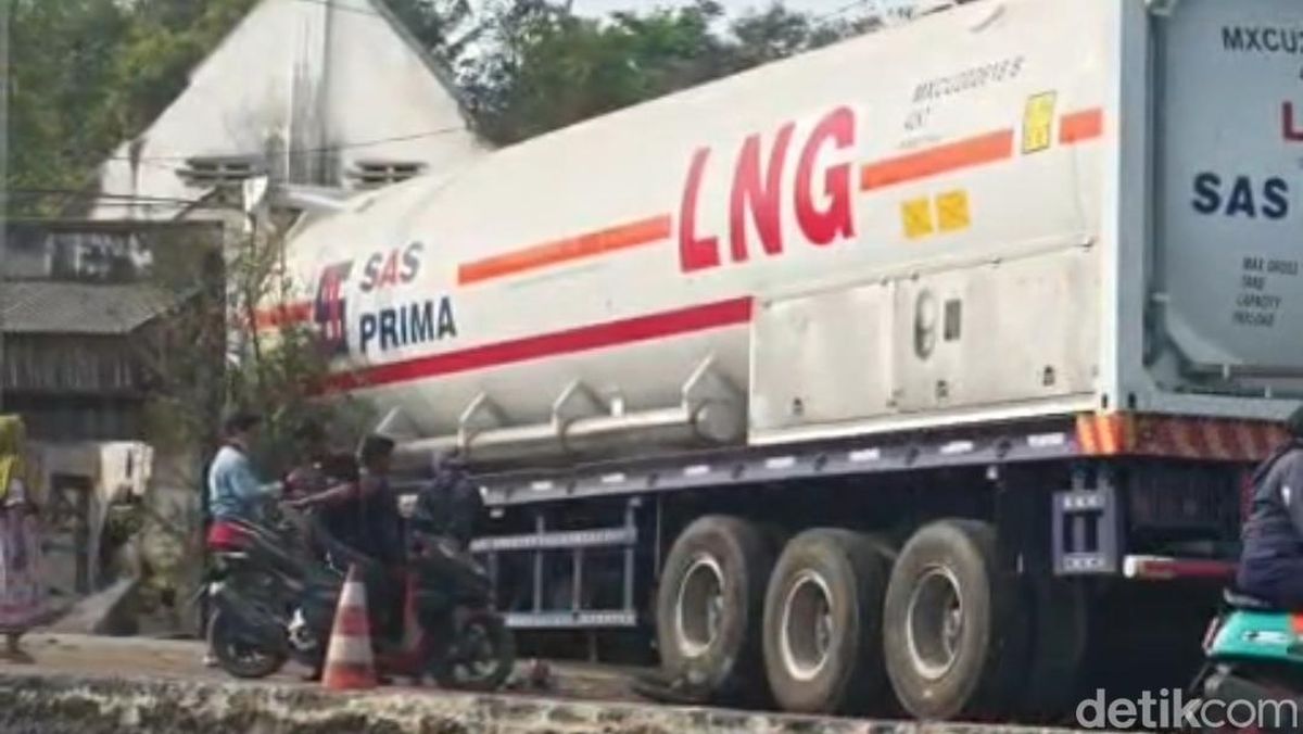 Truk Tangki Gas Nyelonong Seruduk Rumah di Jalur Pantura Brebes