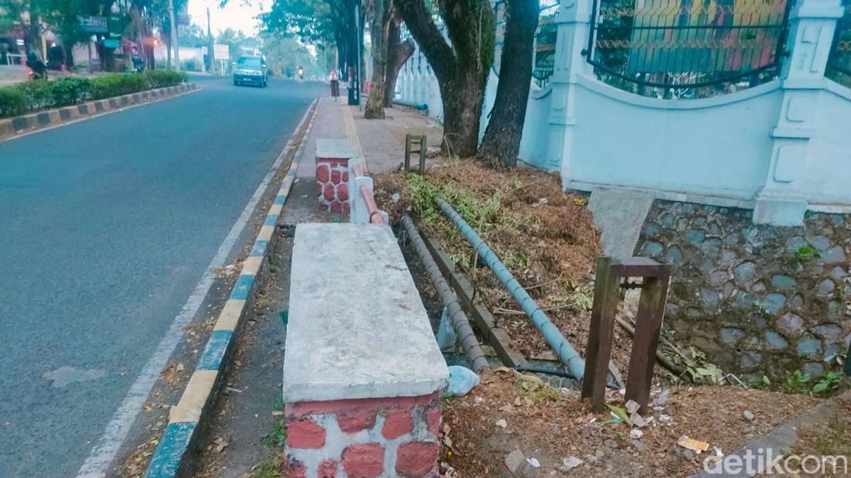 Trotoar 'Maut' di Depan DPRD Cianjur Ancam Disabilitas