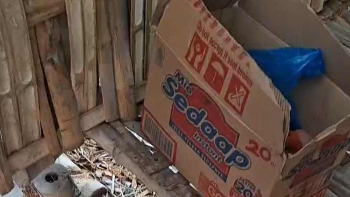 laki Dibuang dalam Kardus Mi Instan di Lamongan