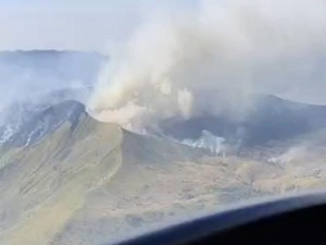 Kebakaran Sabana Dekat Bukit Teletubbies Gunung Bromo Belum Padam
