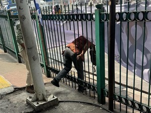Viral Pagar Bolong di Stasiun Jatinegara Dilewati Warga, padahal Ada JPO