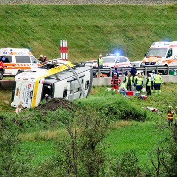 Petugas tanggap darurat di lokasi kecelakaan bus yang mengangkut rombongan wisatawan asal Belanda, yang terguling di Susch, Swiss, pada 10 September 2026. (Jon Duschletta/Engadiner Post/Handout via REUTERS)