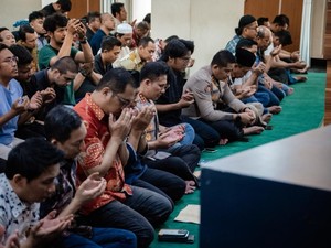 Polda Metro Gelar Doa Bersama untuk 5 Jurnalis Hilang di Anak Krakatau