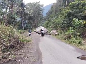 Jalan di Nagekeo Masih Tertimbun Batu Seusai Gempa M 7,7, Akses Tersendat