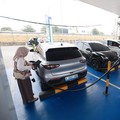 Salah satu pengguna EV melakukan pengisian daya kendaraan listrik di SPKLU Signature Andara. (Dok. PT PLN (Persero))