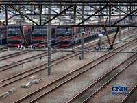 Sebanyak tujuh rangkaian Kereta Rel Listrik (KRL) seri iE305 produksi PT Industri Kereta Api (Persero) atau INKA ditarik dari operasional, untuk menjalani perawatan intensif melalui proses General Check Up (GCU) diDipo kereta Depok, Jawa Barat, Jumat
