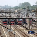 Sebanyak tujuh rangkaian Kereta Rel Listrik (KRL) seri iE305 produksi PT Industri Kereta Api (Persero) atau INKA ditarik dari operasional, untuk menjalani perawatan intensif melalui proses General Check Up (GCU) diDipo kereta Depok, Jawa Barat, Jumat