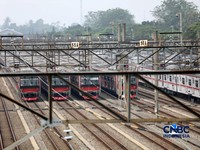 Sebanyak tujuh rangkaian Kereta Rel Listrik (KRL) seri iE305 produksi PT Industri Kereta Api (Persero) atau INKA ditarik dari operasional, untuk menjalani perawatan intensif melalui proses General Check Up (GCU) diDipo kereta Depok, Jawa Barat, Jumat