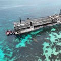 Sebuah gambar dari drone memperlihatkan petugas darurat sedang mengakses feri MV June Aster yang terbakar, sehari setelah kebakaran melanda kapal tersebut di lepas pantai Palawan, Filipina, pada 11 September 2026. (Philippine Coast Guard/Handout via
