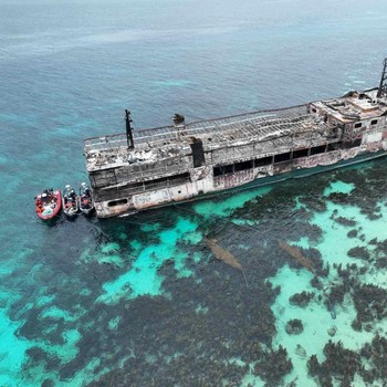 Sebuah gambar dari drone memperlihatkan petugas darurat sedang mengakses feri MV June Aster yang terbakar, sehari setelah kebakaran melanda kapal tersebut di lepas pantai Palawan, Filipina, pada 11 September 2026. (Philippine Coast Guard/Handout via
