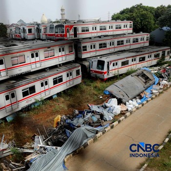 Sejumlah bangkai rangkaian Kereta Rel Listrik (KRL) Commuter tertata menumpuk di Dipo Kereta, Depok, Jawa Barat, Jumat (11/9/2026). (CNBC Indonesia/Tri Susilo)