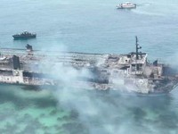 Tangkapan layar dari sebuah video ini memperlihatkan kapal feri MV June Aster yang hangus terbakar setelah insiden kebakaran di lepas pantai Palawan, Filipina, pada 10 September 2026. (PHILIPPINE COAST GUARD/Handout via REUTERS)