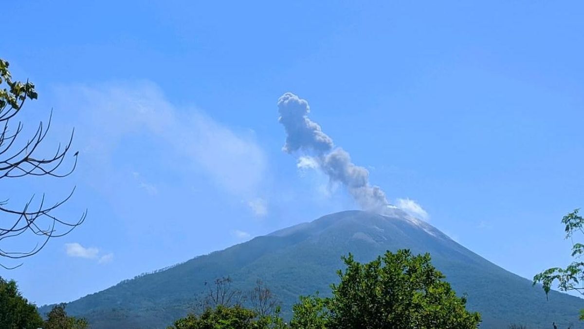 Bandara Larantuka Ditutup Imbas Erupsi Lewotolok, 102 Penumpang Terdampak