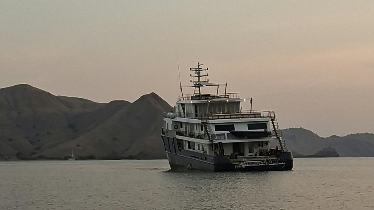 Kapal Pesiar Kandas di Perairan TN Komodo