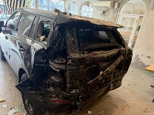 Mobil Listrik Mundur Tak Terkendali-Hantam Resto Bakso di Gatsu Denpasar