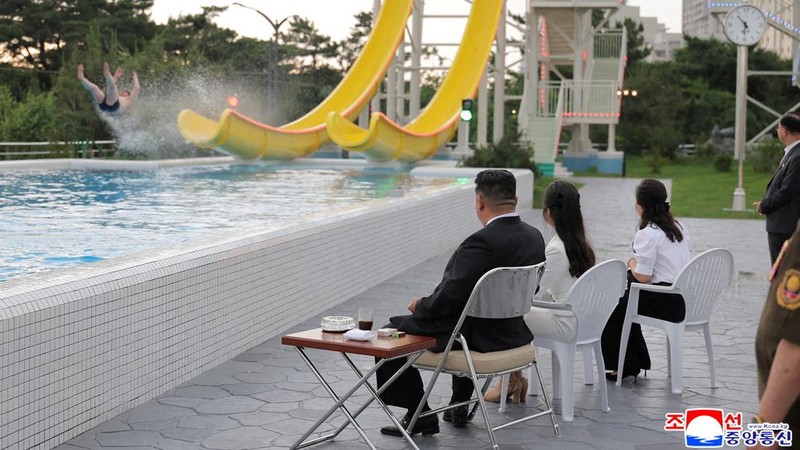 Pemimpin Korea Utara Kim Jong Un mengajak putrinya, Kim Ju Ae, mengunjungi toko hewan peliharaan di kawasan perkotaan baru Hwasong, Pyongyang. (via REUTERS/KCNA)