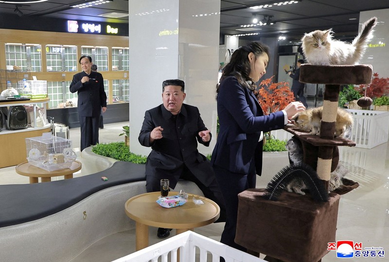 Pemimpin Korea Utara Kim Jong Un mengajak putrinya, Kim Ju Ae, mengunjungi toko hewan peliharaan di kawasan perkotaan baru Hwasong, Pyongyang. (via REUTERS/KCNA)