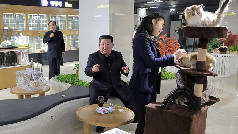 Pemimpin Korea Utara Kim Jong Un mengajak putrinya, Kim Ju Ae, mengunjungi toko hewan peliharaan di kawasan perkotaan baru Hwasong, Pyongyang. (via REUTERS/KCNA)