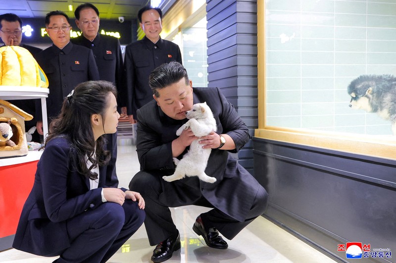 Pemimpin Korea Utara Kim Jong Un mengajak putrinya, Kim Ju Ae, mengunjungi toko hewan peliharaan di kawasan perkotaan baru Hwasong, Pyongyang. (via REUTERS/KCNA)