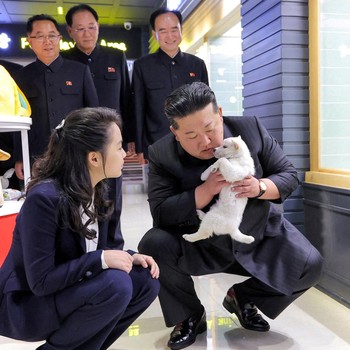 Pemimpin Korea Utara Kim Jong Un mengajak putrinya, Kim Ju Ae, mengunjungi toko hewan peliharaan di kawasan perkotaan baru Hwasong, Pyongyang. (via REUTERS/KCNA)
