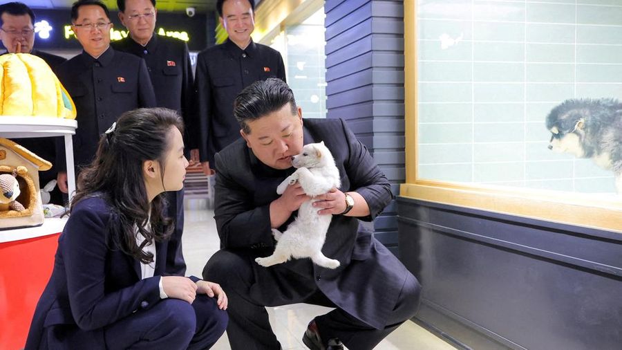 Pemimpin Korea Utara Kim Jong Un mengajak putrinya, Kim Ju Ae, mengunjungi toko hewan peliharaan di kawasan perkotaan baru Hwasong, Pyongyang. (via REUTERS/KCNA)