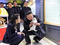 Pemimpin Korea Utara Kim Jong Un mengajak putrinya, Kim Ju Ae, mengunjungi toko hewan peliharaan di kawasan perkotaan baru Hwasong, Pyongyang. (via REUTERS/KCNA)