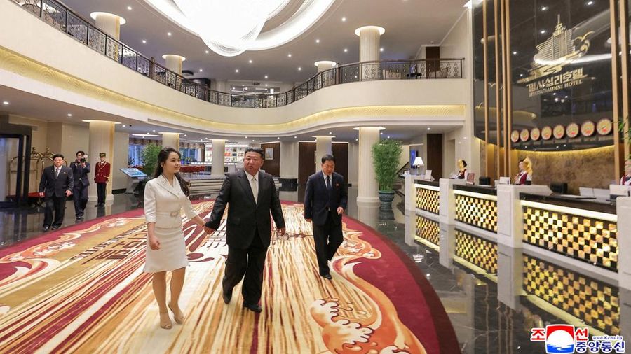 Pemimpin Korea Utara Kim Jong Un mengajak putrinya, Kim Ju Ae, mengunjungi toko hewan peliharaan di kawasan perkotaan baru Hwasong, Pyongyang. (via REUTERS/KCNA)