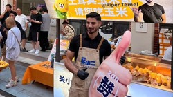 Penjual Jagung Ganteng Asal Turki Bikin Heboh, Kini Gelar Lapak di China!