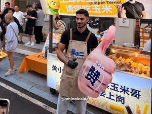 Penjual Jagung Ganteng Asal Turki Bikin Heboh, Kini Gelar Lapak di China!