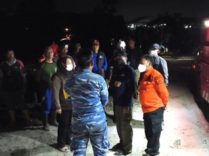 Karhutla Dekati Permukiman, Bupati Kobar Ikut Turun Buka Akses Jalan
