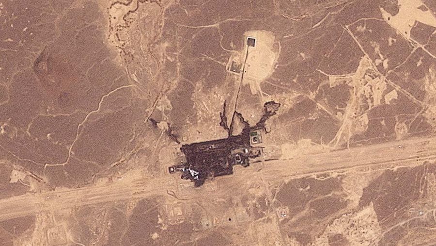 Citra satelit memperlihatkan kepulan asap hitam membubung dari area jalur pipa minyak Timur-Barat Arab Saudi di sebelah selatan Madinah, wilayah Hijaz, Arab Saudi, pada 10 September 2026. (via REUTERS/2026 Planet Labs PBC)