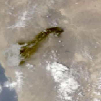 Citra satelit memperlihatkan kepulan asap hitam membubung dari area jalur pipa minyak Timur-Barat Arab Saudi di sebelah selatan Madinah, wilayah Hijaz, Arab Saudi, pada 10 September 2026. (via REUTERS/2026 Planet Labs PBC)