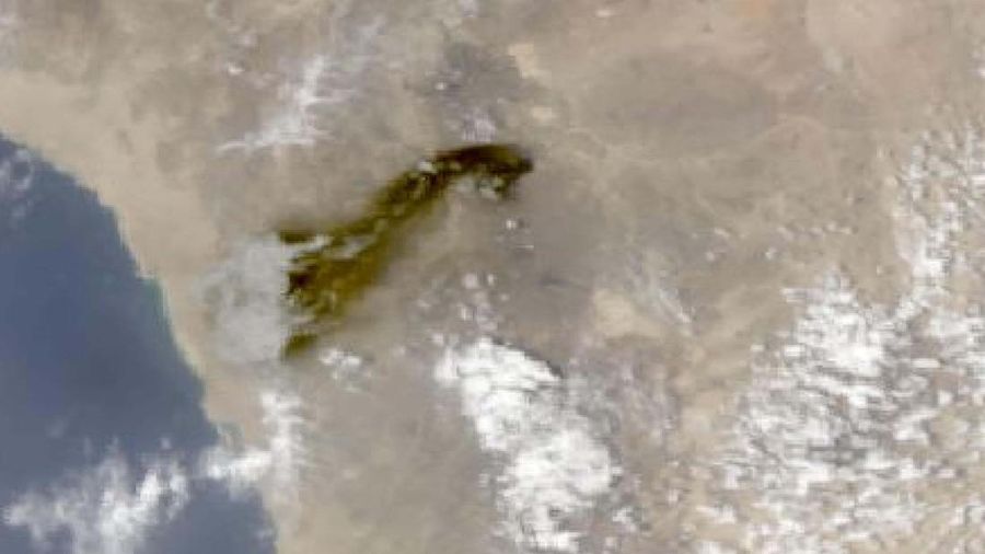 Citra satelit memperlihatkan kepulan asap hitam membubung dari area jalur pipa minyak Timur-Barat Arab Saudi di sebelah selatan Madinah, wilayah Hijaz, Arab Saudi, pada 10 September 2026. (via REUTERS/2026 Planet Labs PBC)