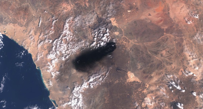 Citra satelit memperlihatkan kepulan asap hitam membubung dari area jalur pipa minyak Timur-Barat Arab Saudi di sebelah selatan Madinah, wilayah Hijaz, Arab Saudi, pada 10 September 2026. (via REUTERS/2026 Planet Labs PBC)