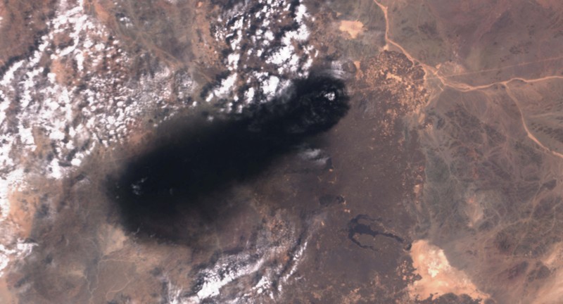 Citra satelit memperlihatkan kepulan asap hitam membubung dari area jalur pipa minyak Timur-Barat Arab Saudi di sebelah selatan Madinah, wilayah Hijaz, Arab Saudi, pada 10 September 2026. (via REUTERS/2026 Planet Labs PBC)
