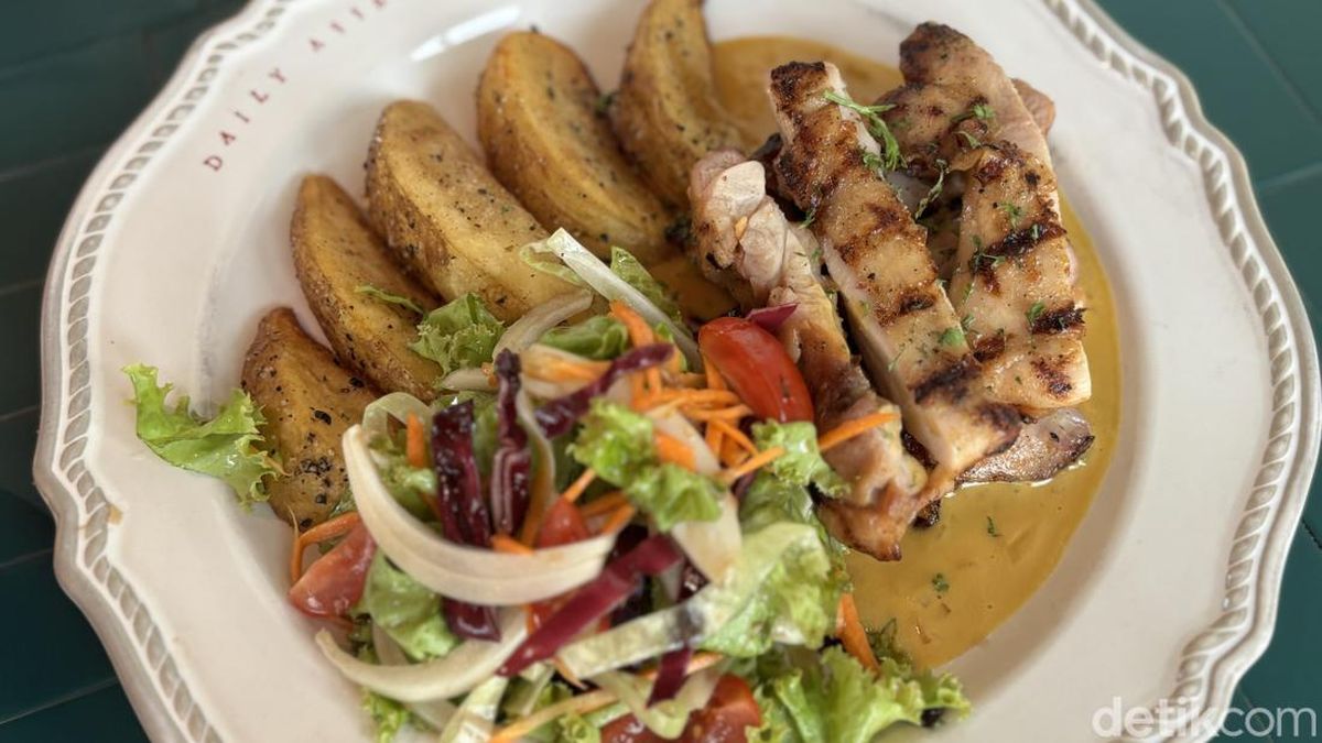Sensasi Menikmati Fettuccine hingga Chicken Steak dengan City View Sudirman