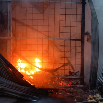 Kebakaran besar melanda sebuah gudang di Kyiv, Ukraina, setelah serangan rudal menghantam ibu kota di tengah krisis pertahanan udara, Minggu (13/9/2026). (REUTERS/Valentyn Ogirenko)