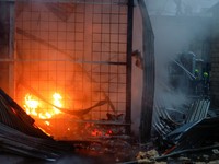 Kebakaran besar melanda sebuah gudang di Kyiv, Ukraina, setelah serangan rudal menghantam ibu kota di tengah krisis pertahanan udara, Minggu (13/9/2026). (REUTERS/Valentyn Ogirenko)