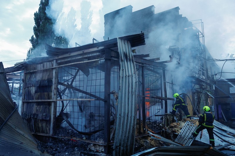 Kebakaran besar melanda sebuah gudang di Kyiv, Ukraina, setelah serangan rudal menghantam ibu kota di tengah krisis pertahanan udara, Minggu (13/9/2026). (REUTERS/Valentyn Ogirenko)