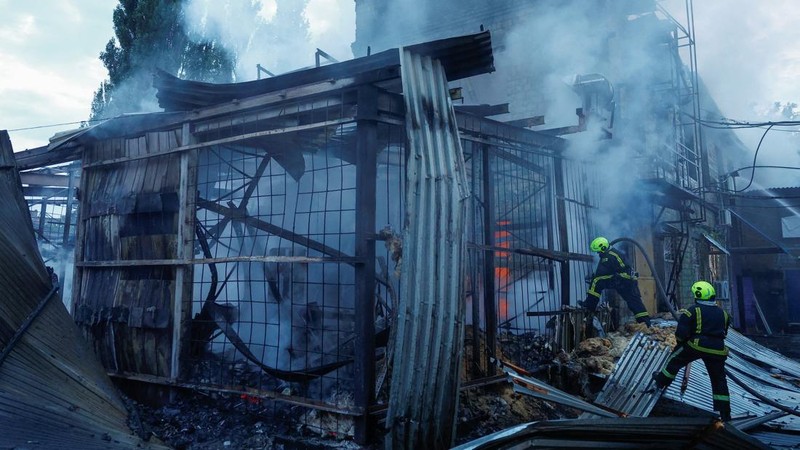 Kebakaran besar melanda sebuah gudang di Kyiv, Ukraina, setelah serangan rudal menghantam ibu kota di tengah krisis pertahanan udara, Minggu (13/9/2026). (REUTERS/Valentyn Ogirenko)