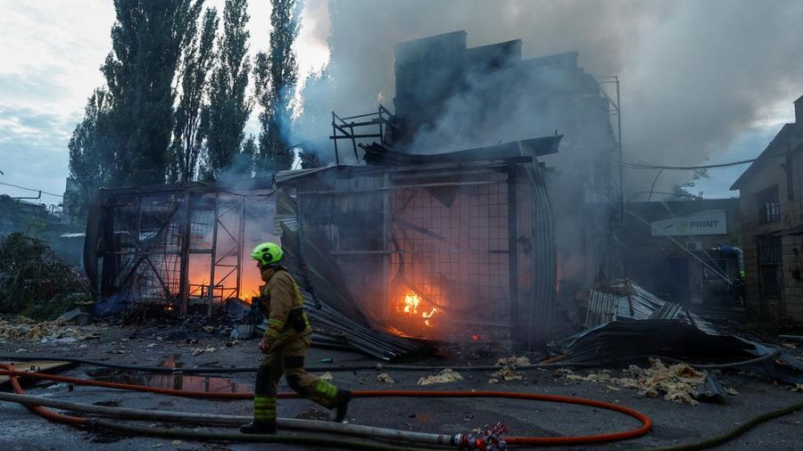Kebakaran besar melanda sebuah gudang di Kyiv, Ukraina, setelah serangan rudal menghantam ibu kota di tengah krisis pertahanan udara, Minggu (13/9/2026). (REUTERS/Valentyn Ogirenko)