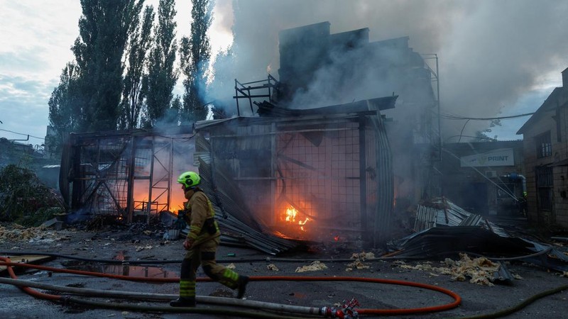 Kebakaran besar melanda sebuah gudang di Kyiv, Ukraina, setelah serangan rudal menghantam ibu kota di tengah krisis pertahanan udara, Minggu (13/9/2026). (REUTERS/Valentyn Ogirenko)