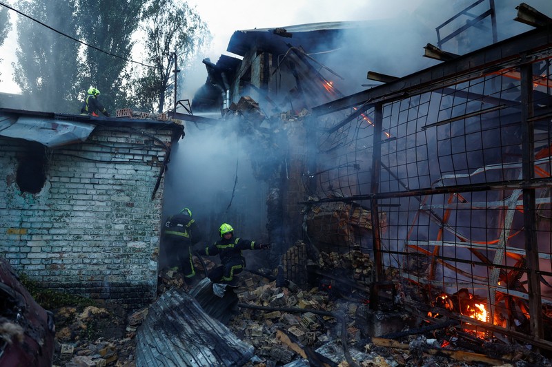 Kebakaran besar melanda sebuah gudang di Kyiv, Ukraina, setelah serangan rudal menghantam ibu kota di tengah krisis pertahanan udara, Minggu (13/9/2026). (REUTERS/Valentyn Ogirenko)