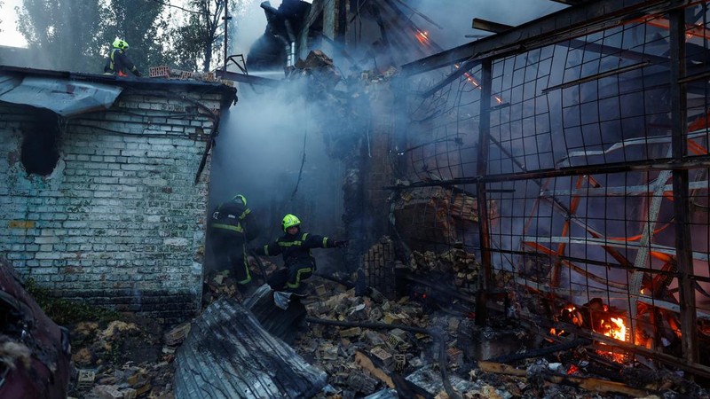 Kebakaran besar melanda sebuah gudang di Kyiv, Ukraina, setelah serangan rudal menghantam ibu kota di tengah krisis pertahanan udara, Minggu (13/9/2026). (REUTERS/Valentyn Ogirenko)