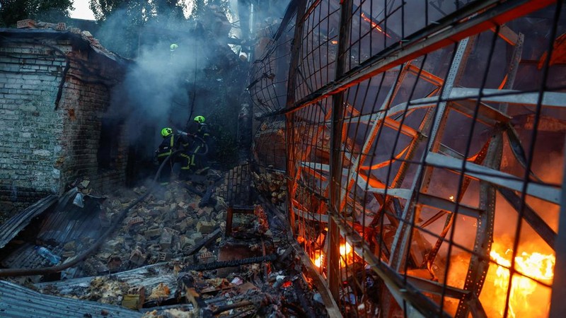 Kebakaran besar melanda sebuah gudang di Kyiv, Ukraina, setelah serangan rudal menghantam ibu kota di tengah krisis pertahanan udara, Minggu (13/9/2026). (REUTERS/Valentyn Ogirenko)
