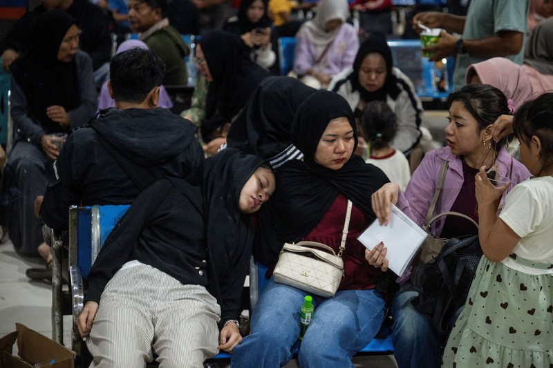 Tim gabungan mengevakuasi penumpang Kapal Virgo Transport 8 yang hilang kontak di perairan Laut Jawa dalam perjalanan Surabaya-Banjarmasin, Minggu (13/9/2026). (REUTERS/Stringer)