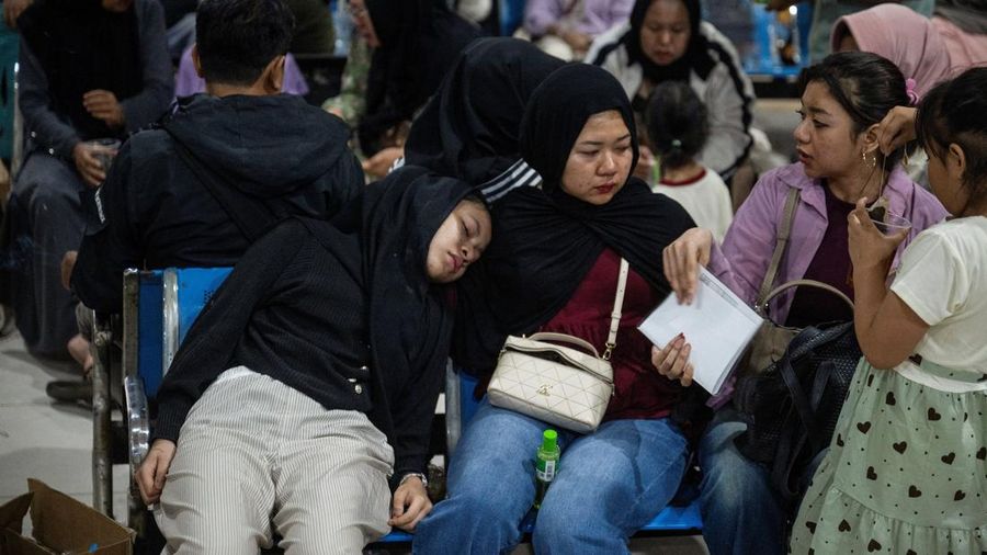 Keluarga penumpang Kapal Virgo Transport 8 dan awak kapal berkumpul di posko terpadu, menanti kepastian tentang orang-orang terdekat mereka, Minggu (13/9/2026). (REUTERS/Stringer)