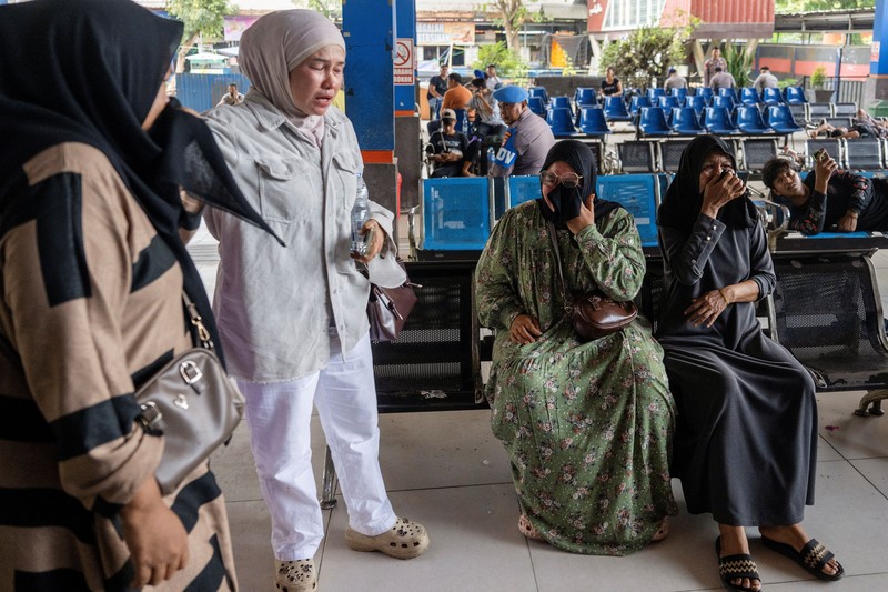 Tim gabungan mengevakuasi penumpang Kapal Virgo Transport 8 yang hilang kontak di perairan Laut Jawa dalam perjalanan Surabaya-Banjarmasin, Minggu (13/9/2026). (REUTERS/Stringer)